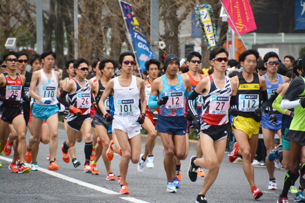 ロードレースで先頭集団が走る様子