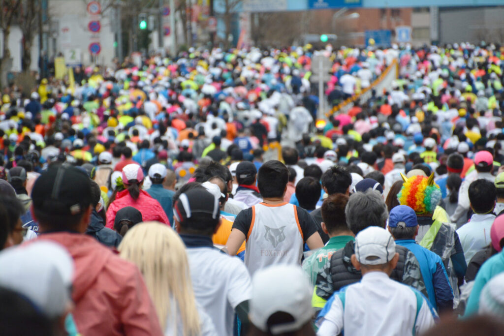マラソン大会のスタート直後、大勢のランナーが走り出す様子