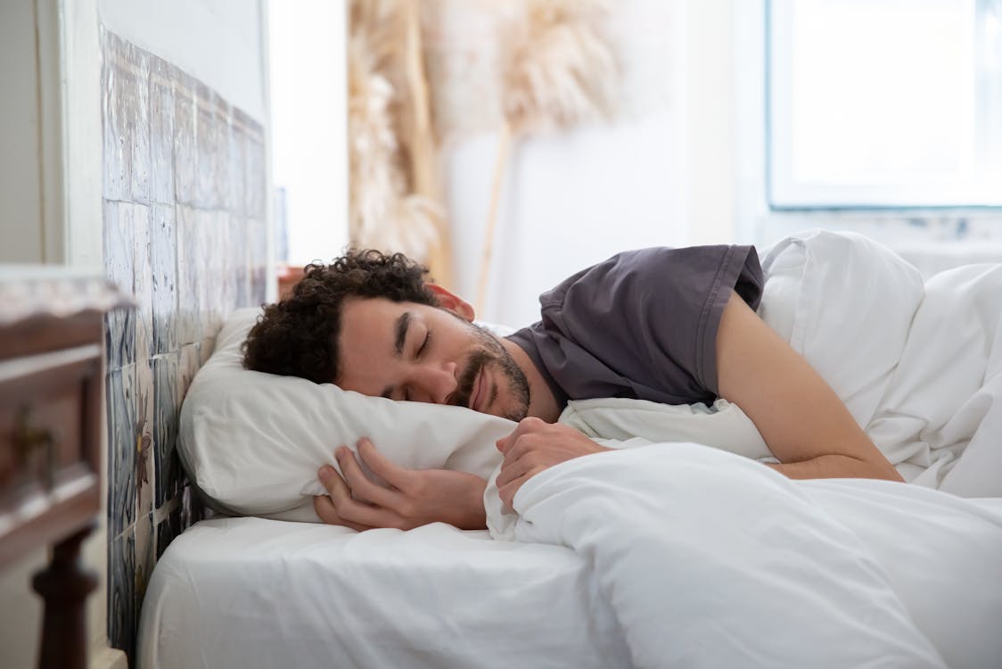 ぐっすり眠る男性