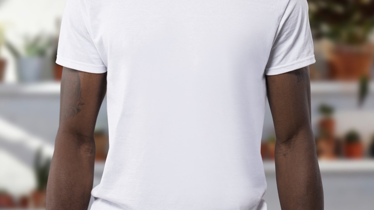 シンプルな白Tシャツを着た男性