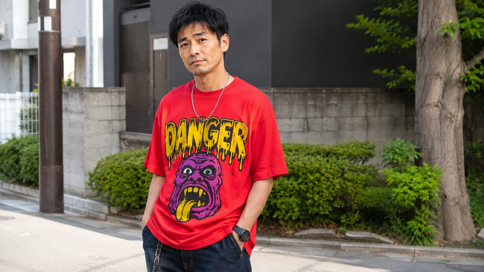 派手なグラフィックTシャツの例