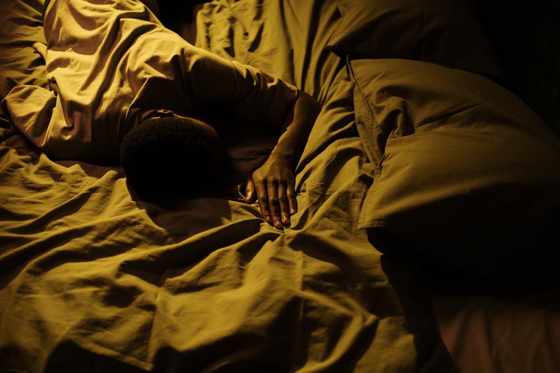 夜中に目が覚える不眠イメージ