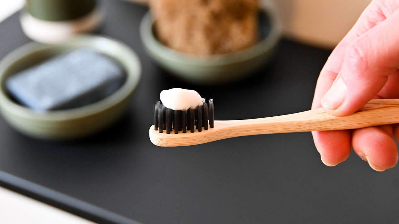 歯ブラシに歯磨き粉をつけたオーラルケア