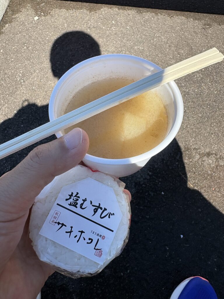 ゴール後に振る舞われた豚汁と塩むすび