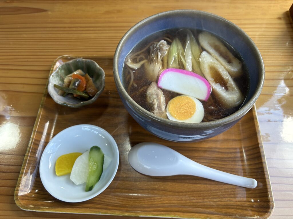 田沢湖駅前の「みずうみ」で食べたきりたんぽそば
