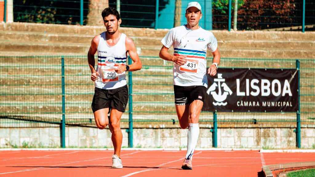 大会でトラックを並走する2人のランナー