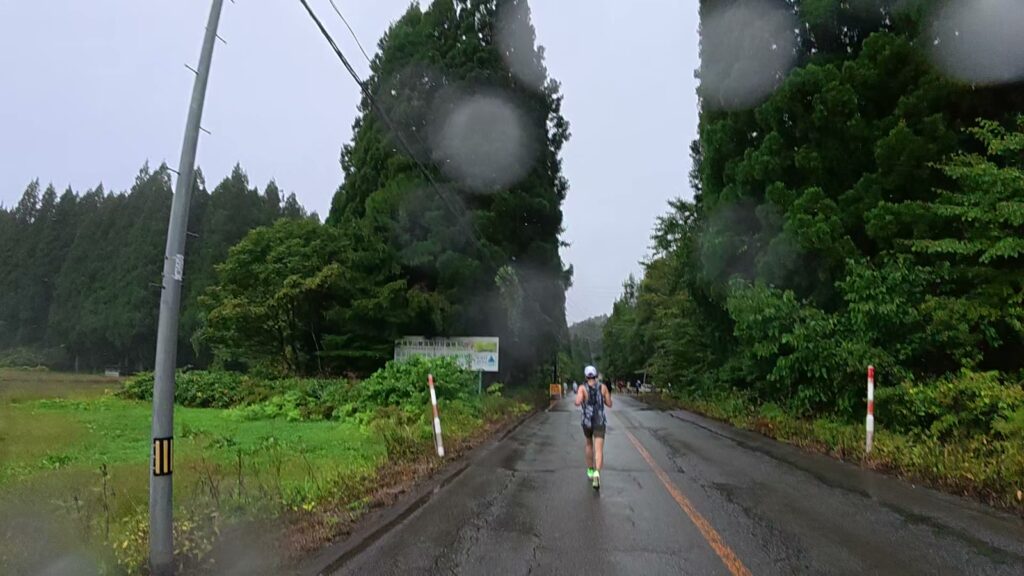 まっすぐ続くゆるやかな上りの道(4.9km付近)