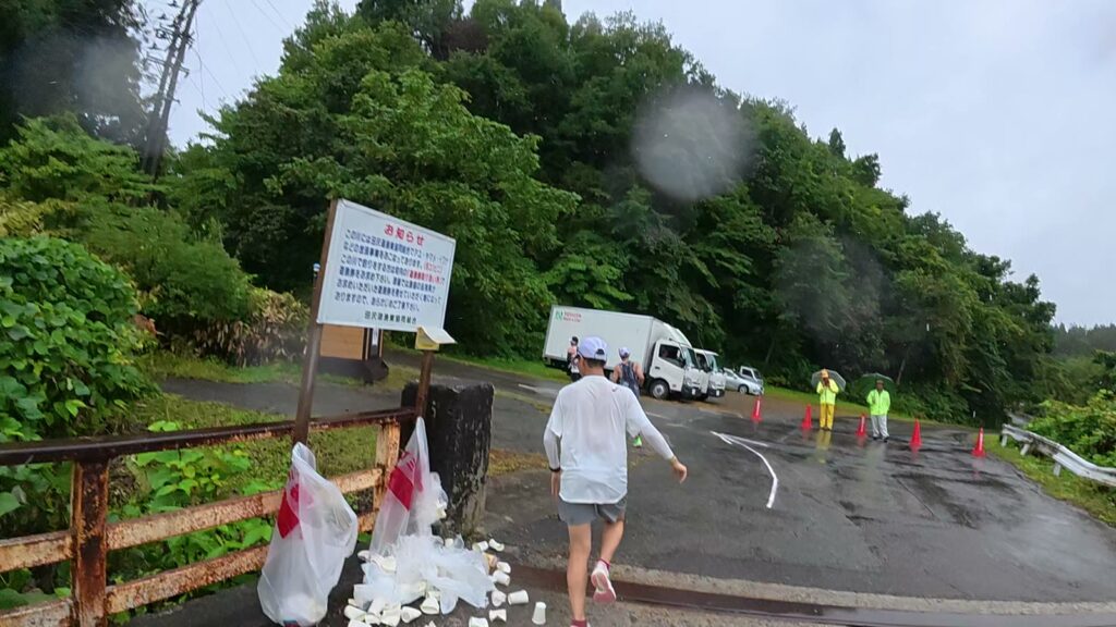 5km過ぎの給水所の先に置かれたゴミ袋