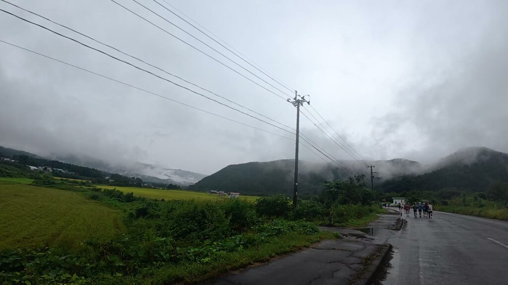 雲がかかった山と田んぼを見ながら下る道(8.7km付近)