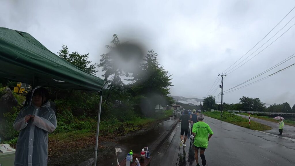 雨の中の10km給水所のテント