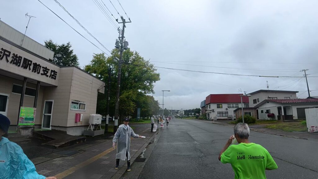 田沢湖駅前を走るランナー(12.9km付近)
