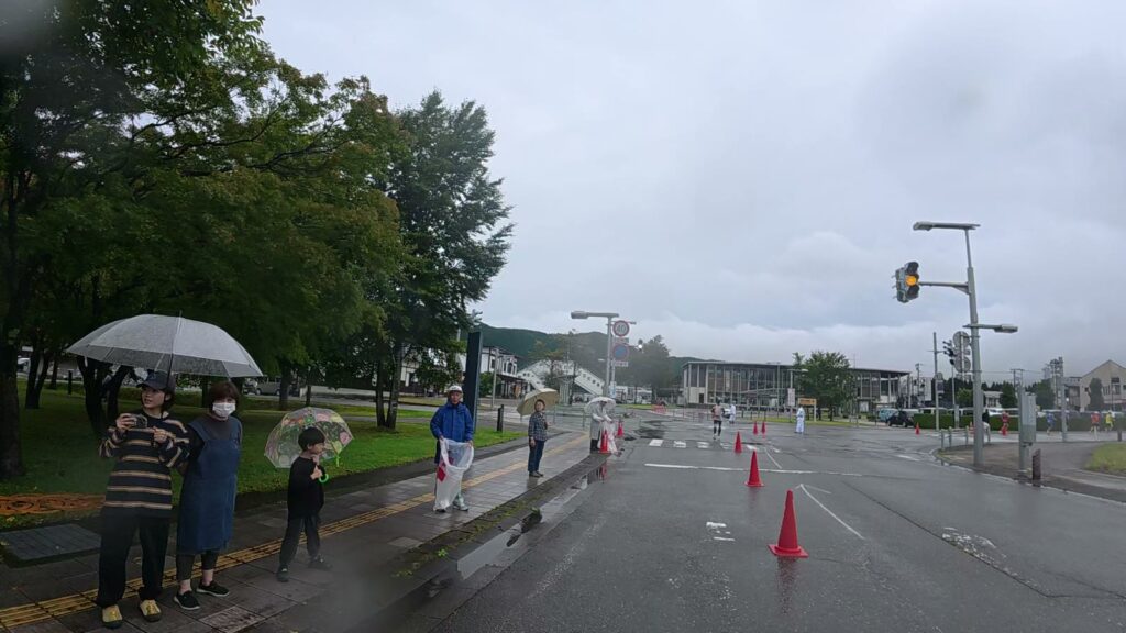 傘をさして応援してくれる沿道の人たち(13km付近)