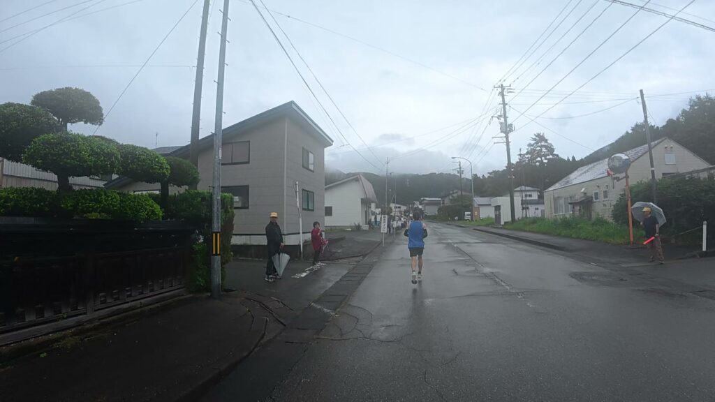 カーブが続く住宅地の道(14.9km付近)