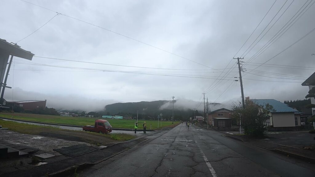 雲がかかった山のふもとの住宅地(16km付近)