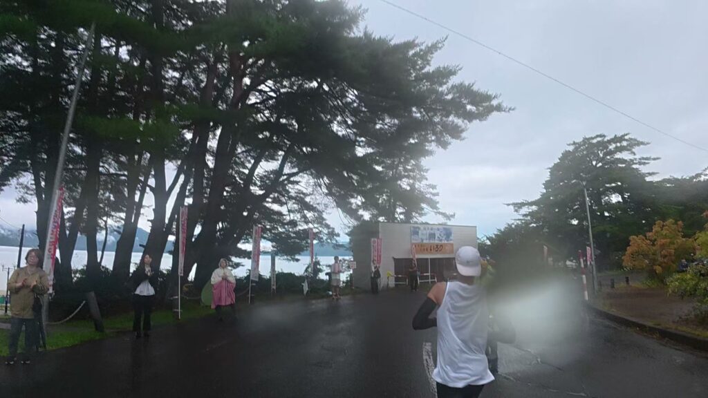 湖畔の松林の横を走る道(22.1km付近)