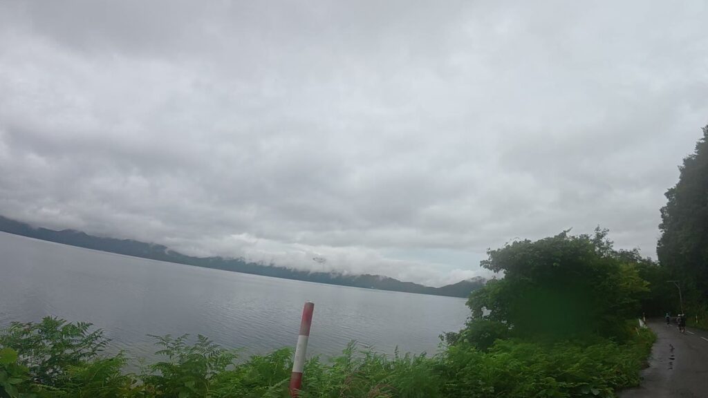 雨の日の田沢湖(25.5km付近)