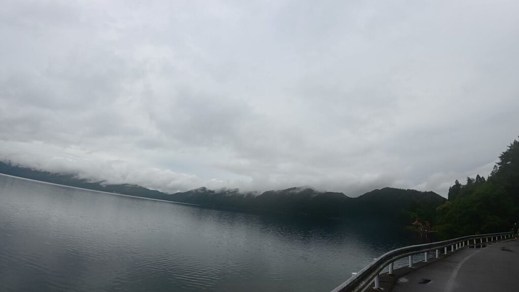湖岸に沿って続く道(26.4km付近)