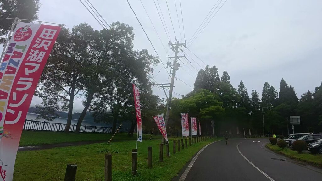 田沢湖マラソンののぼり旗が並ぶ湖畔(26.7km付近)