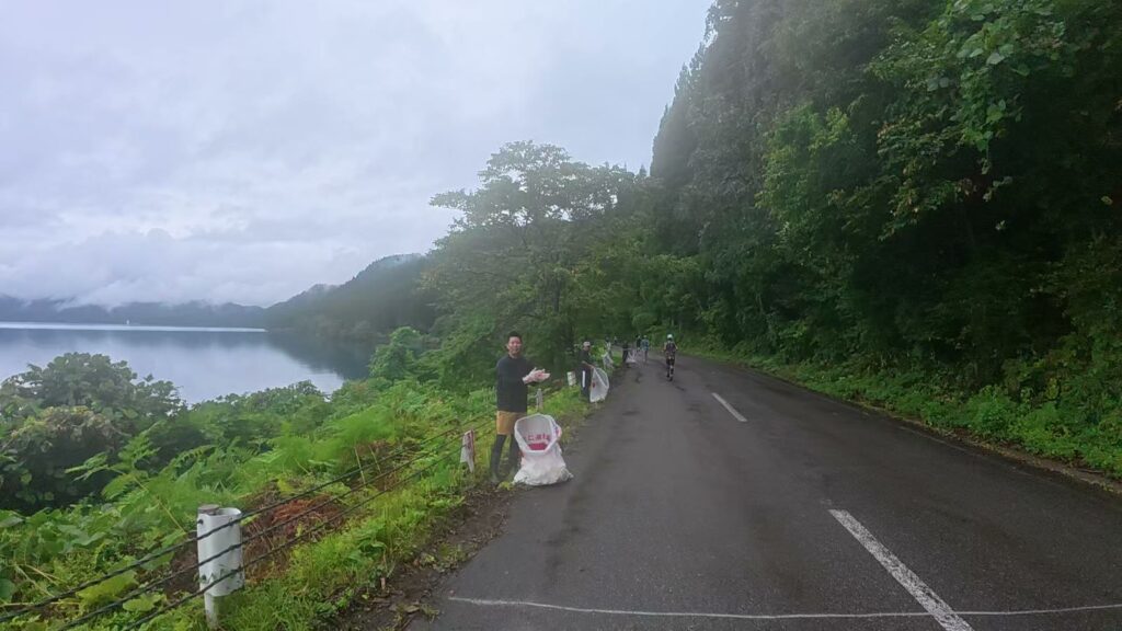 湖と森の間の小さなアップダウン(27.5km付近)