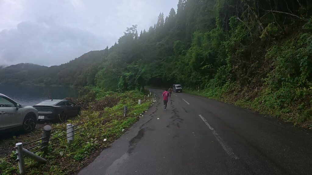 湖畔の給水所(30.5km付近)