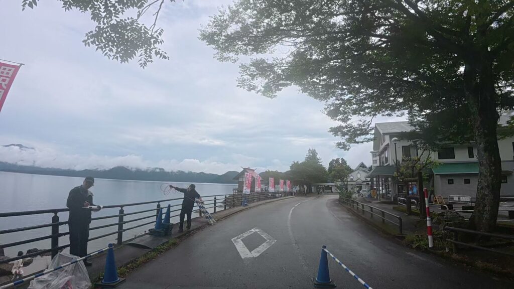 湖畔の広場の横を走る道(32.1km付近)