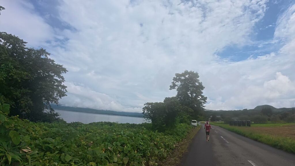 青空が広がってきた湖畔の道(35km付近)