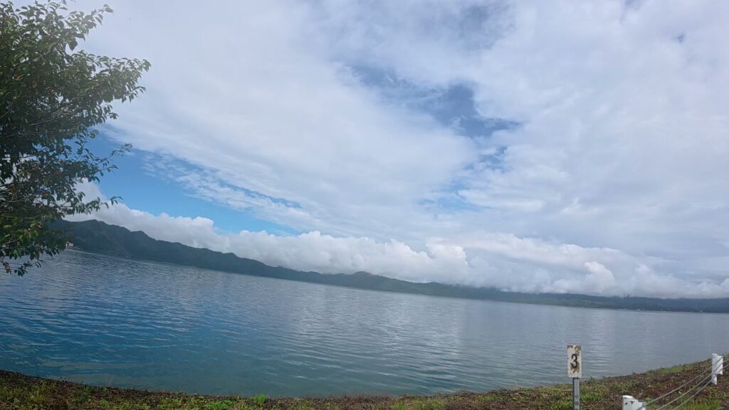 晴れて青く輝く田沢湖(35.2km付近)