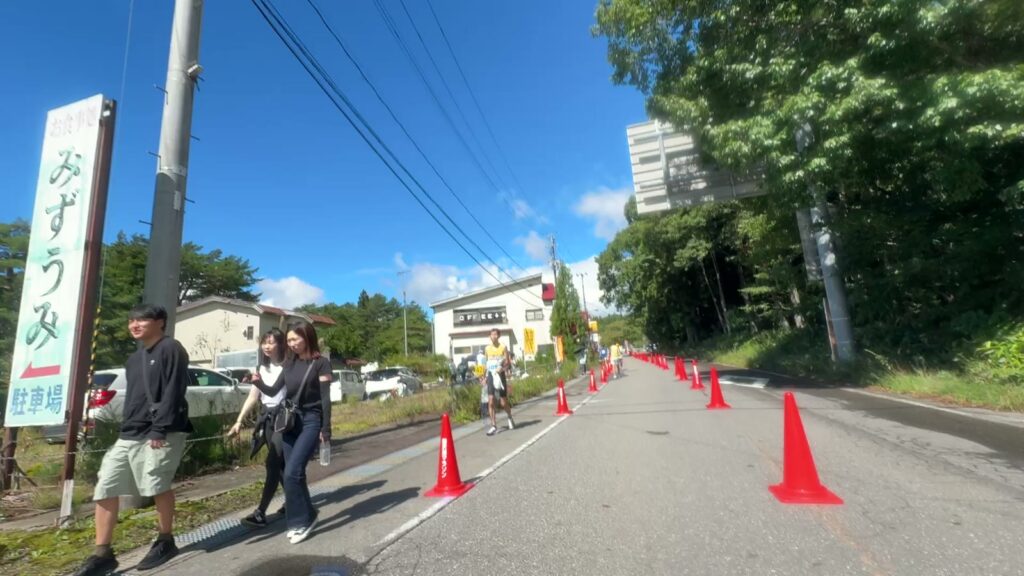 「みずうみ」の看板の前を通過するゴール手前の道