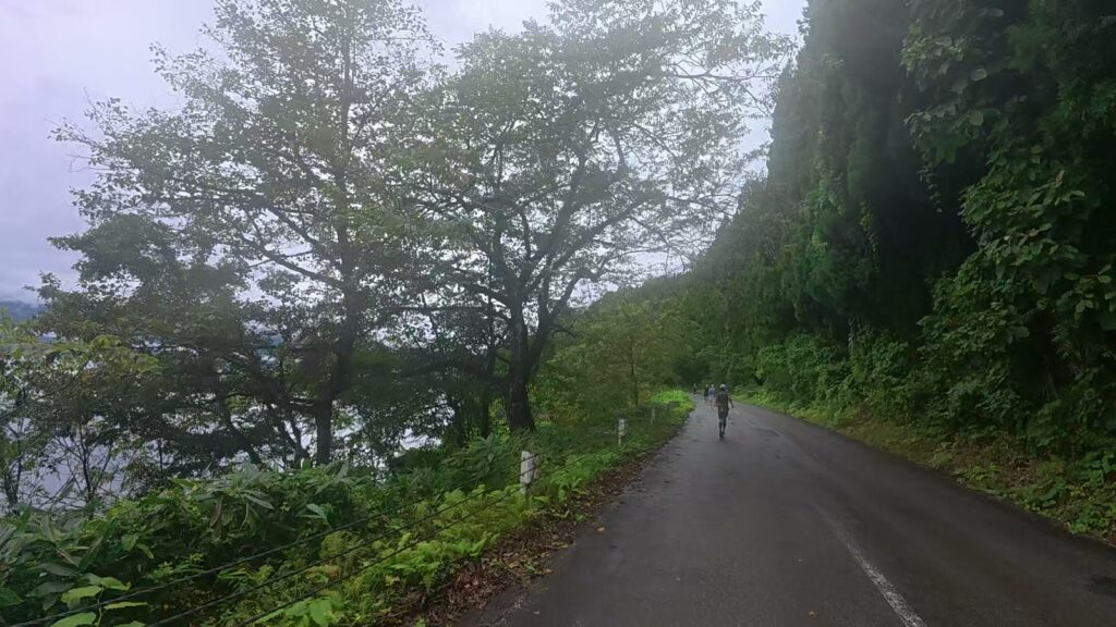 湖畔の周回コース。ランナーの姿もまばら(27.6km付近)