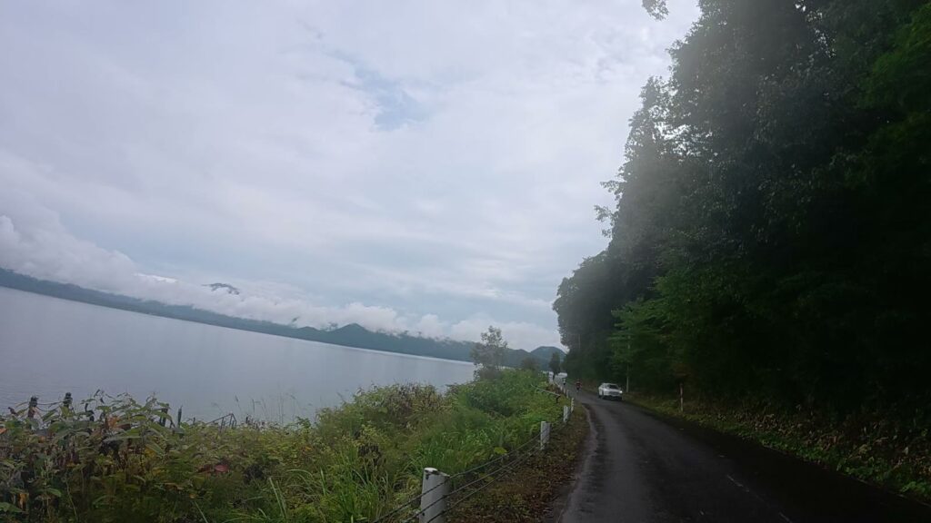 湖沿いに続く静かな道(32.5km付近)