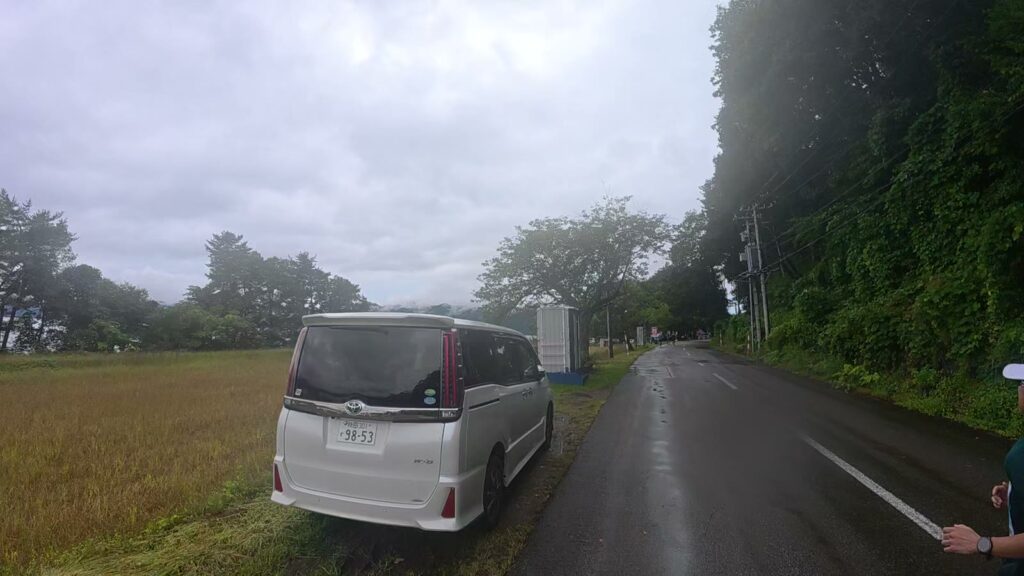 コースの左側に停まっていた車(24.8km付近)