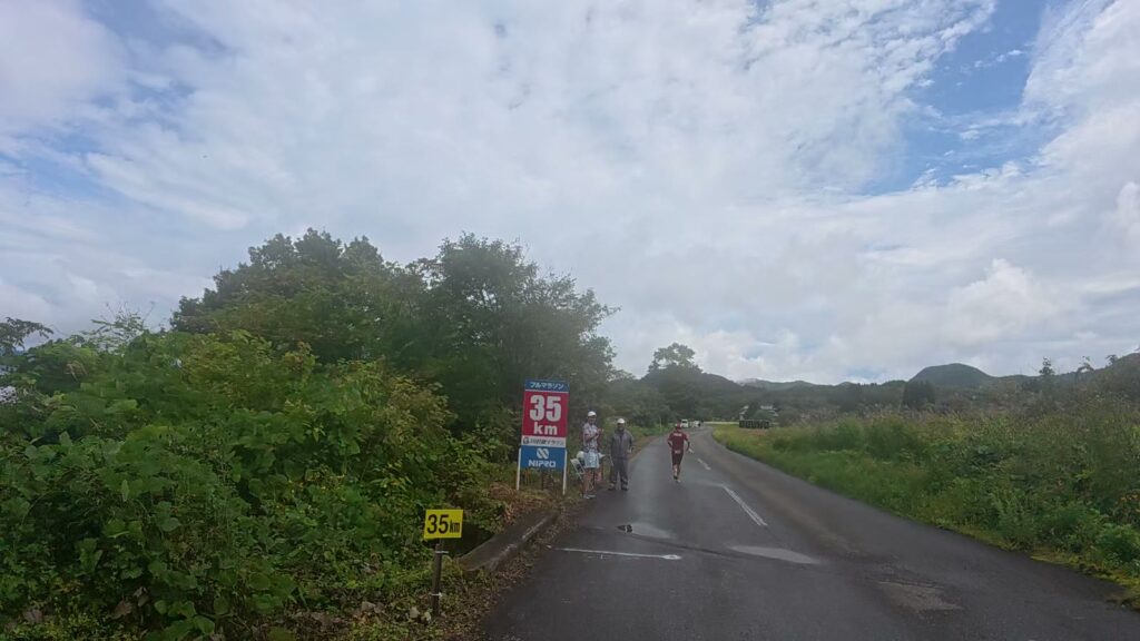 コース脇の35km表示