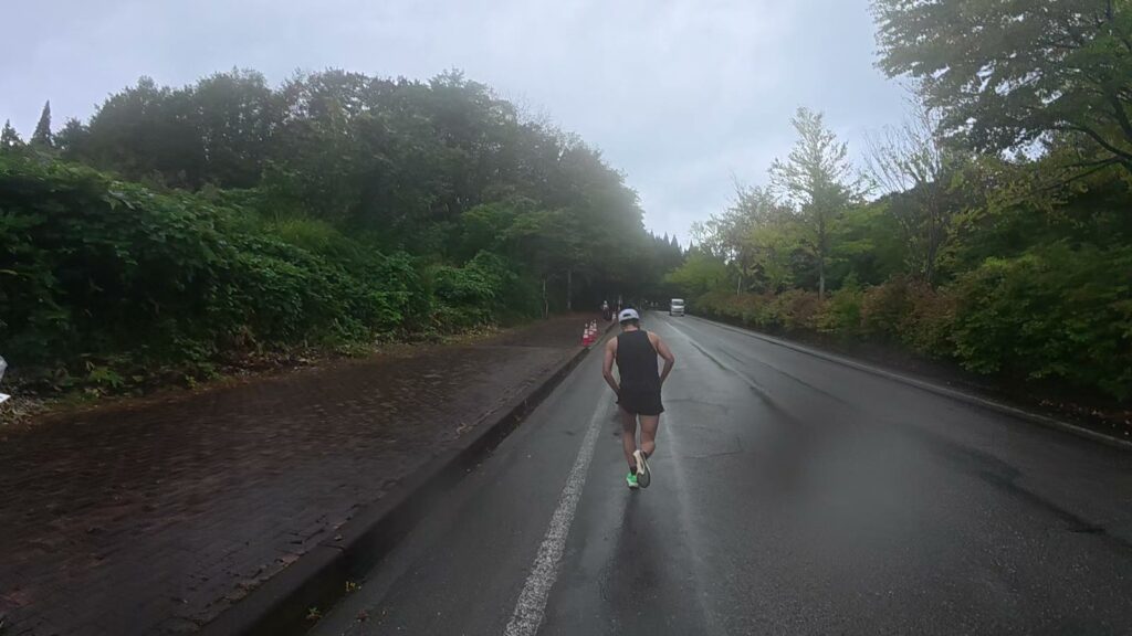 中間点後の上りを走るランナー(21.7km付近)
