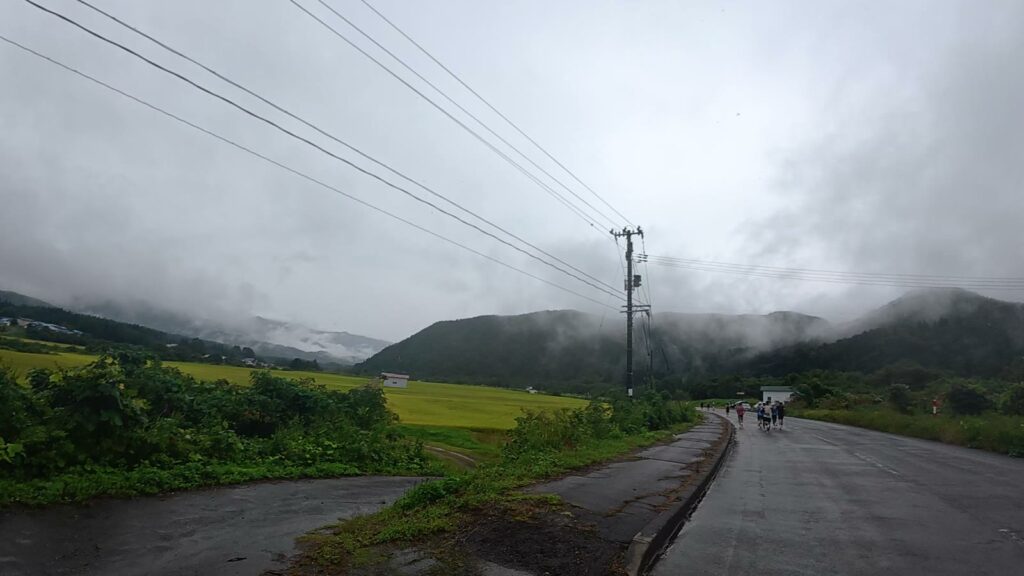 雲がかかった山を見ながら下る前半の道(8.7km付近)
