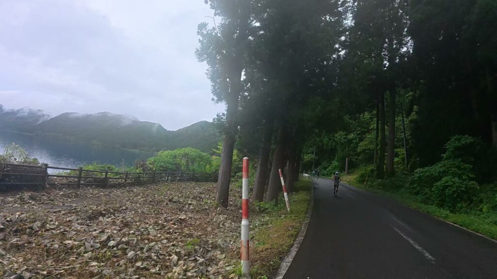 湖と森の間を走る周回コース(26.8km付近)