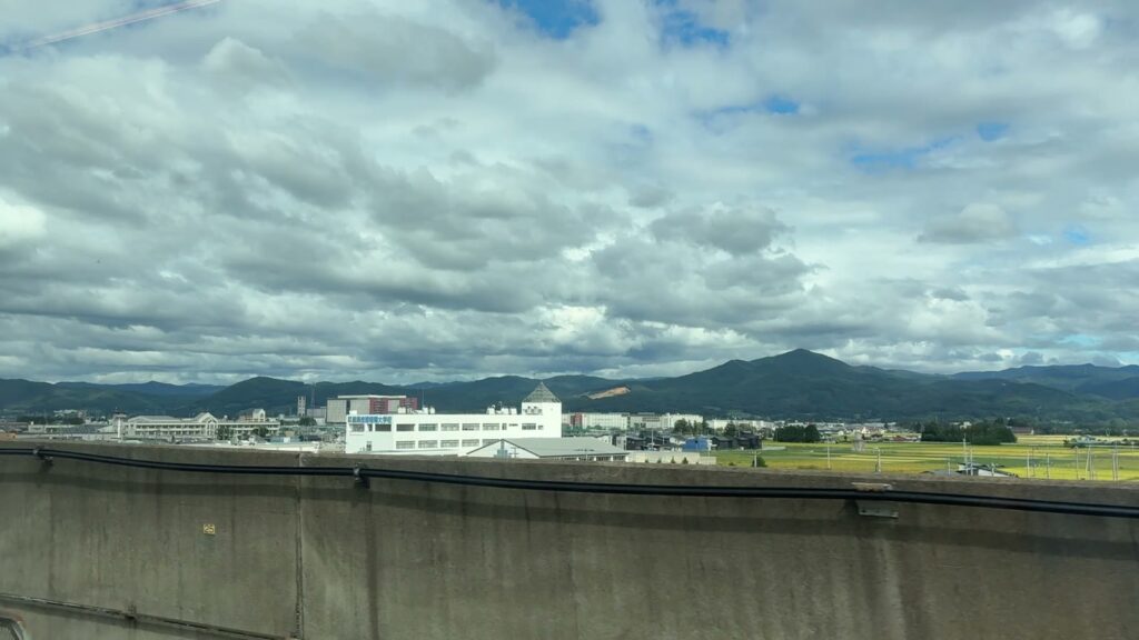 盛岡に到着した日の曇り空と遠くの山並み