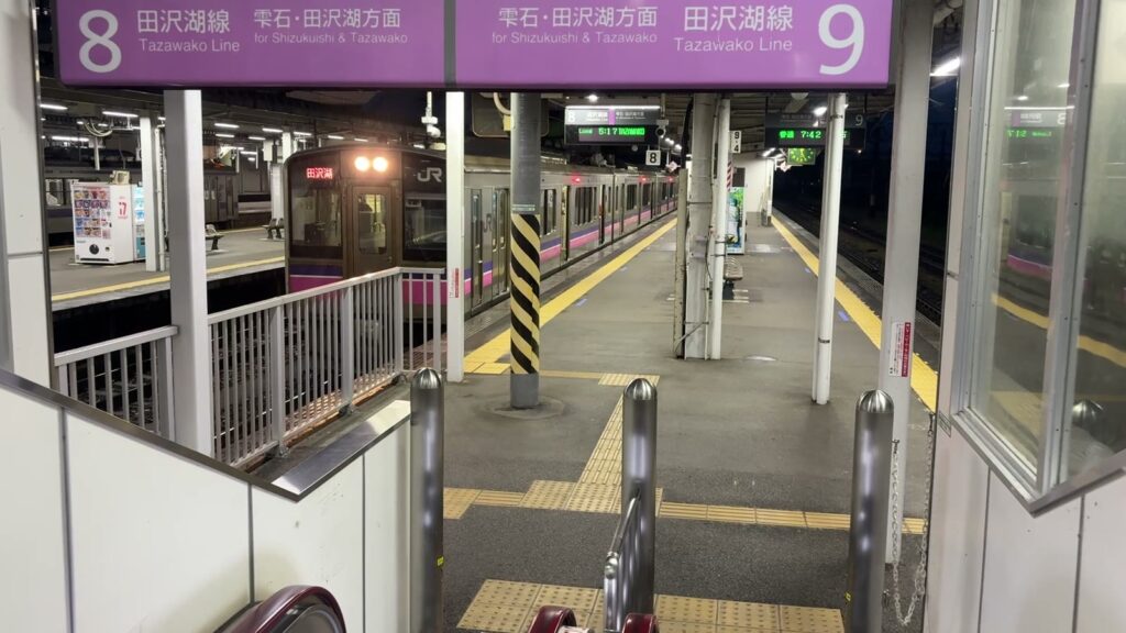 盛岡駅の田沢湖線ホームに停まる始発列車