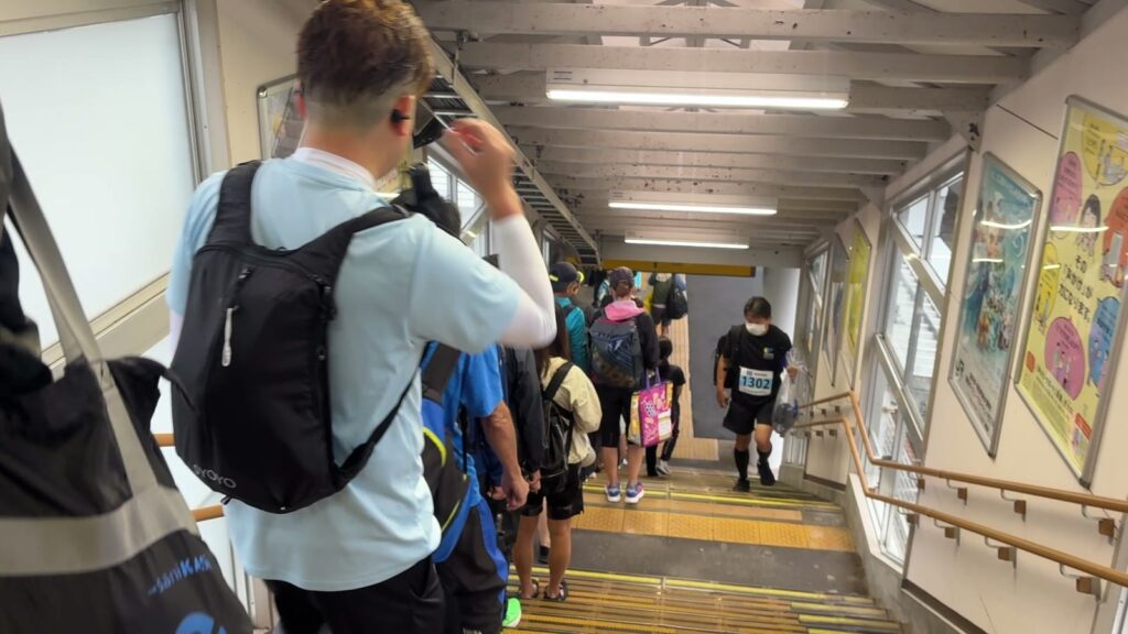 田沢湖駅の階段に続く改札待ちの行列