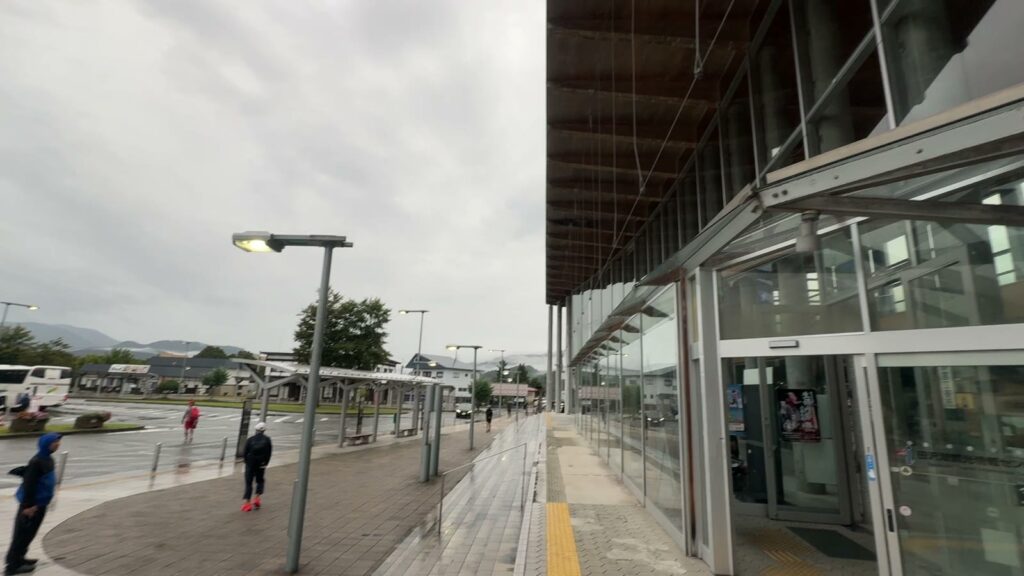 雨の田沢湖駅前