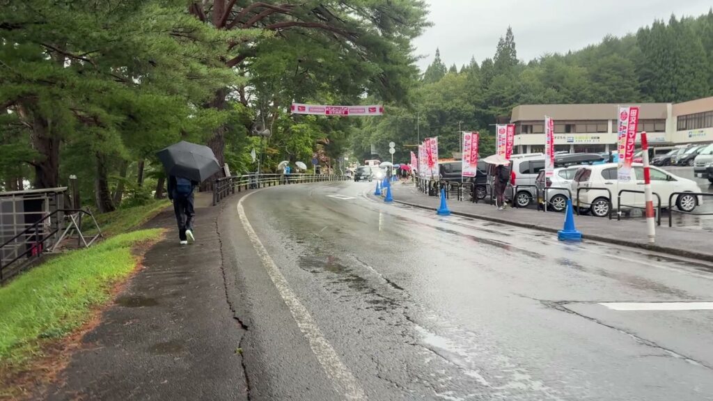 シャトルバスを降りて会場へ向かう道