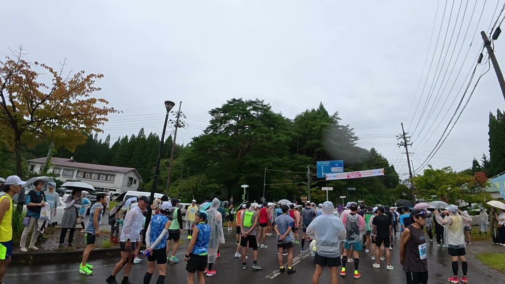 スタート前の会場周辺。雨の中でポンチョを着て待つランナー