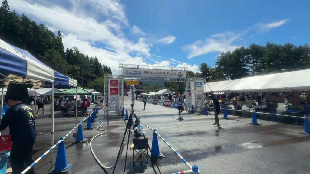フィニッシュ後の会場。テントが並ぶおまつり広場