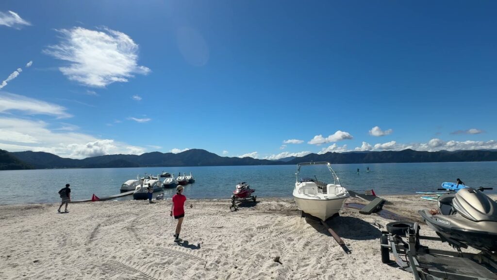 ゴール会場のすぐ横にある田沢湖の浜。晴れて日差しが強い