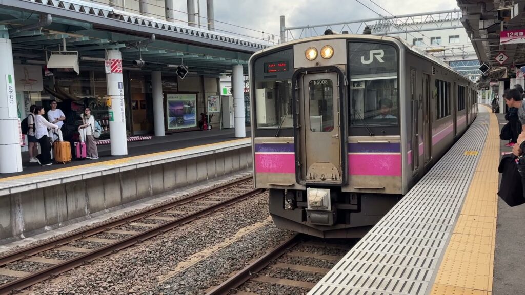 田沢湖駅に入ってくる盛岡行きの普通列車
