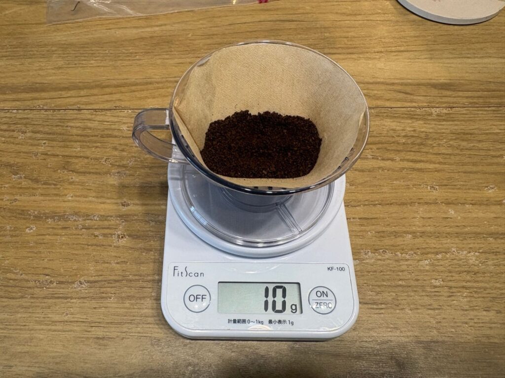 カリタのドリッパーにコーヒー粉10gを入れてキッチンスケールで計量