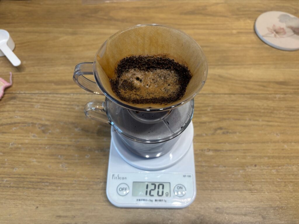 4:6メソッドでお湯を注ぎながらスケールで湯量を量っているところ