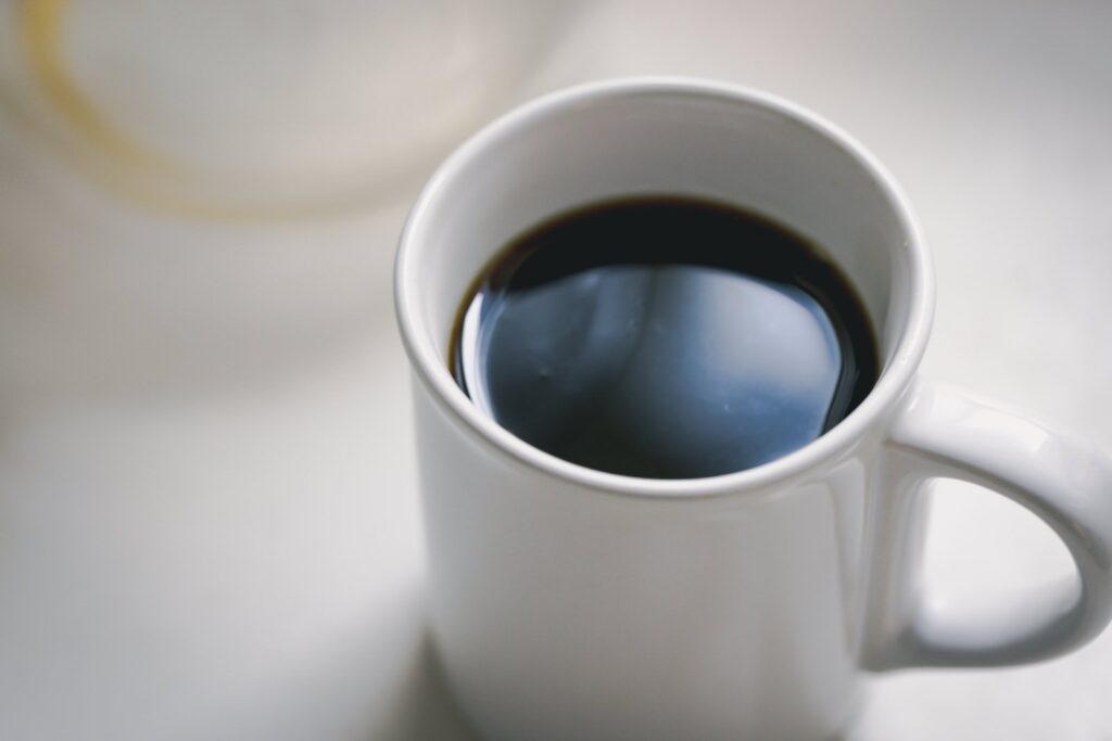 白いマグカップに入ったブラックコーヒー