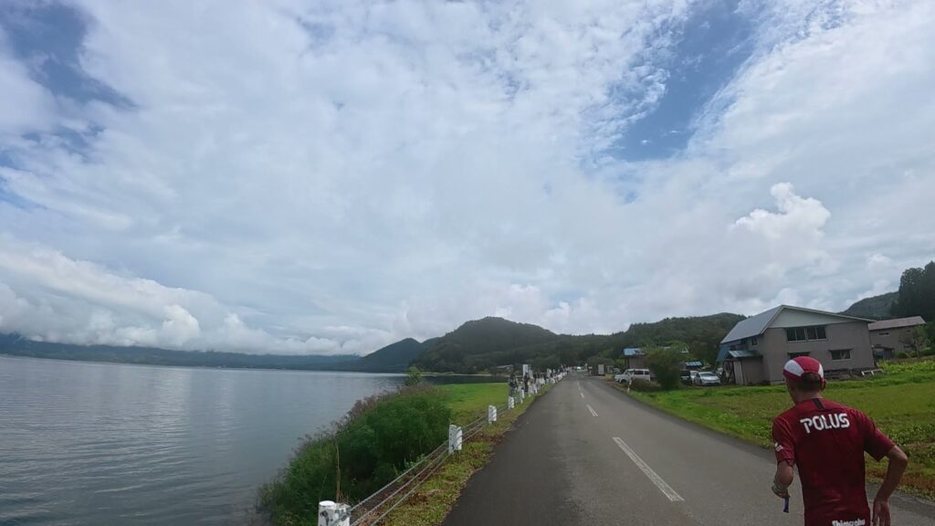 晴れた湖畔を走るランナー（田沢湖マラソン35km付近）