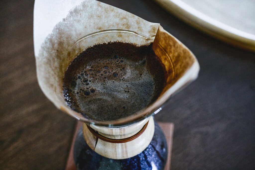 ハンドドリップでお湯を注いでコーヒーを蒸らしているところ