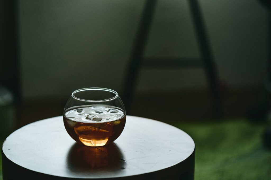 グラスに入った氷入りのアイスコーヒー